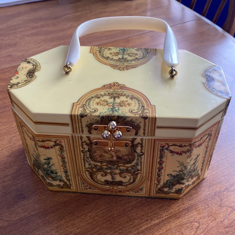 Vintage Annie Laurie Box Purse - Eggshell Color with Portraits